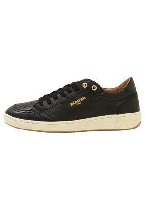 Czarny niski sneaker skórzany z kremową podeszwą, czarnymi sznurówkami, złotymi oczkami i złotym logo "Blauer" po boku.