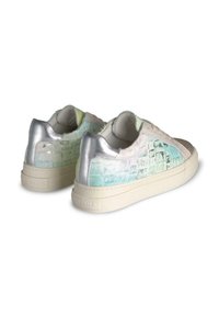 Zapatillas de deporte verde pastel y plateadas con un acabado de textura suave, que presentan un diseño texturizado, cuello acolchado y suela de goma beige.