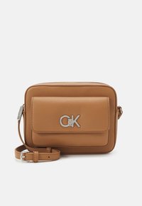 Calvin Klein RE-LOCK CAMERA BAG FLAP - Umhängetasche - lion