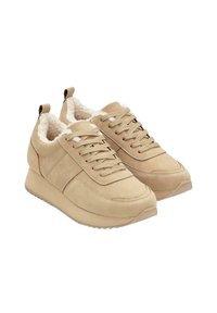 Baskets en suède beige avec une douce doublure en polaire, embout rond et semelle en caoutchouc texturé. Présente un système de laçage et des poignées en boucle.