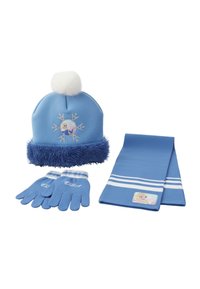 Blauwe wintermuts met witte pompon en sneeuwvlokontwerp, bijpassende blauwe handschoenen met "Elsa" tekst en een blauwe sjaal met witte strepen en een Elsa-patch.