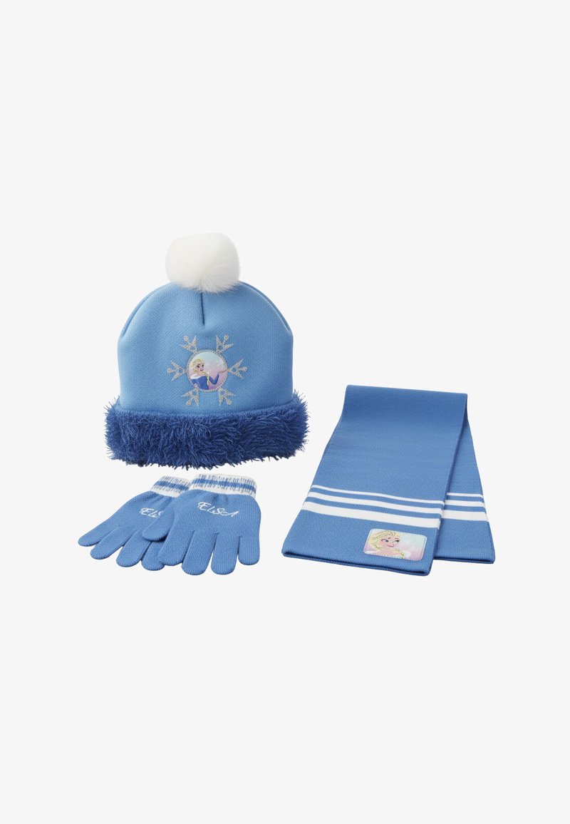 Blauwe wintermuts met witte pompon en sneeuwvlokontwerp, bijpassende blauwe handschoenen met "Elsa" tekst en een blauwe sjaal met witte strepen en een Elsa-patch.