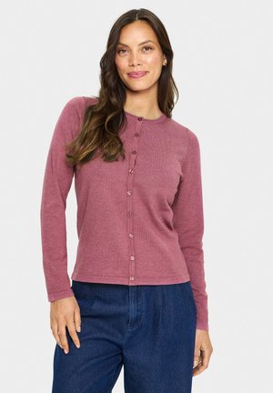 Cardigan cu mânecă lungă din țesătură mov, cu guler rotund și o serie de nasturi pe față; asortați cu pantaloni albastri cu croială lejeră.