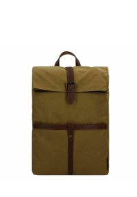 Sac à dos en toile marron avec une fermeture à rabat, une sangle en cuir et des détails de boucle, doté d'une poche avant et d'une poignée en haut pour le transport.