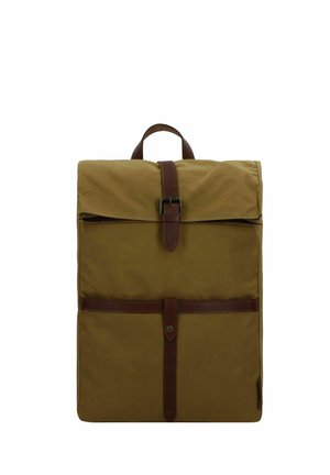 Bruine canvas rugzak met een klep sluiting, leerensluiting en gespdetails, voorzien van een voorvak en een handvat aan de bovenkant om te dragen.