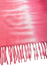 Couverture douce en dégradé de rose avec des bords à franges ; présente des nuances allant du rose clair au rose foncé avec une texture lisse.