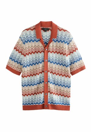 Krótki sweter na guziki z krótkim rękawem w falowane paski w kolorach czerwonym, niebieskim, beżowym i białym, z jednolitym rdzawego koloru kołnierzem, mankietami i krawędzią dolną.