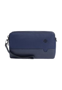 Cartera azul marino con superficie de lienzo texturizado y detalles de cuero suave. Cuenta con una correa para la muñeca y cierre con cremallera.