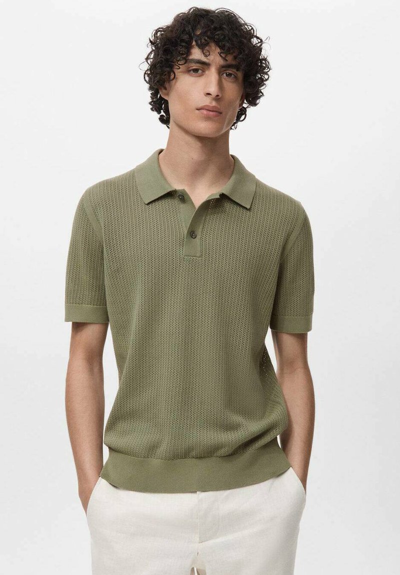 Polo shirt in verde oliva a maglia con maniche corte, colletto e motivo testurizzato. Include una placca con tre bottoni e orlo a coste.