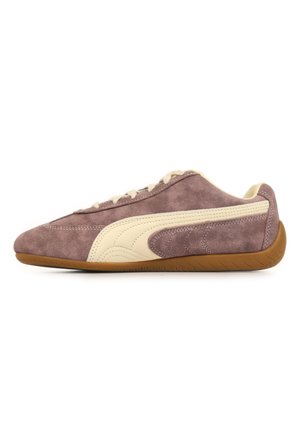 Baskets en daim marron à profil bas avec bande en cuir crème, semelle en gomme et fermeture à lacets, vues de côté.