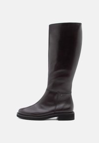 Botas de cuero de altura a la rodilla, de color marrón oscuro, con un acabado liso, costuras mínimas y un pequeño tacón; detalle del logo cerca del tobillo.