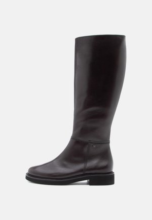 Kniehohe, dunkelbraune Lederstiefel mit glatter Oberfläche, minimalen Nähten und kleinem Absatz; Logo-Detail in der Nähe des Knöchels.