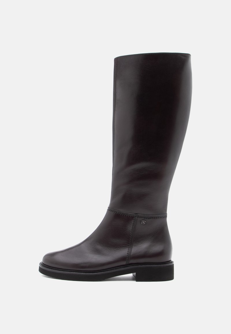 Botas de cuero de altura a la rodilla, de color marrón oscuro, con un acabado liso, costuras mínimas y un pequeño tacón; detalle del logo cerca del tobillo.