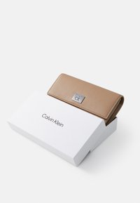 Calvin Klein PLAQUE LARGE TRIFOLD - Portefeuille - amphora