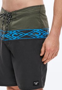 Ανδρικά σορτς για σερφ σε σκούρο γκρι με ζώνη μέσης σε ελαιί απόχρωση. Διαθέτουν γαλάζιο διακοσμητικό σχέδιο και κλείσιμο με κορδόνι.