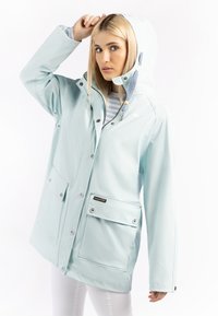 Világoskék vízálló dzseki kapucnival, patentos záródással, két elülső zsebbel és díszes csíkozott béléssel.