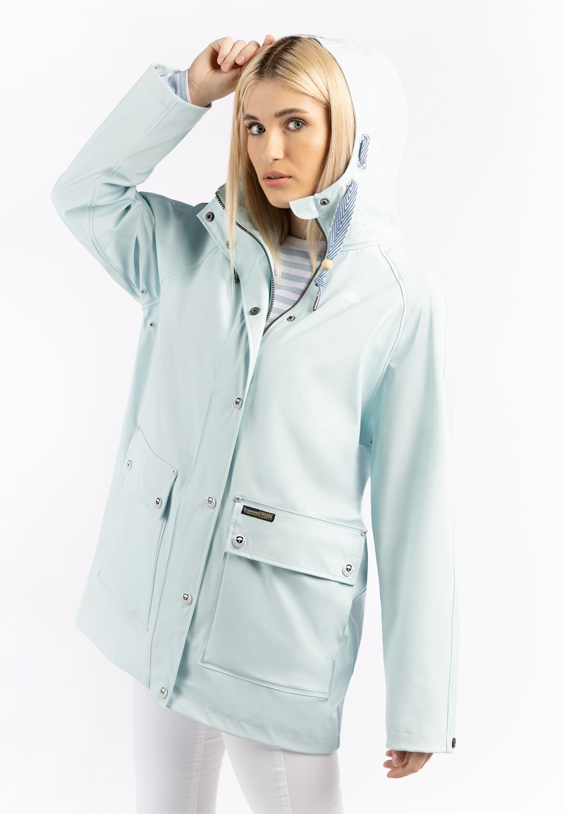 Világoskék vízálló dzseki kapucnival, patentos záródással, két elülső zsebbel és díszes csíkozott béléssel.