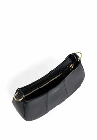 Borsa a mano in pelle nera dalla forma arrotondata, dotata di hardware con zip in tono oro e superficie testurizzata. Interno rivestito in tessuto nero.