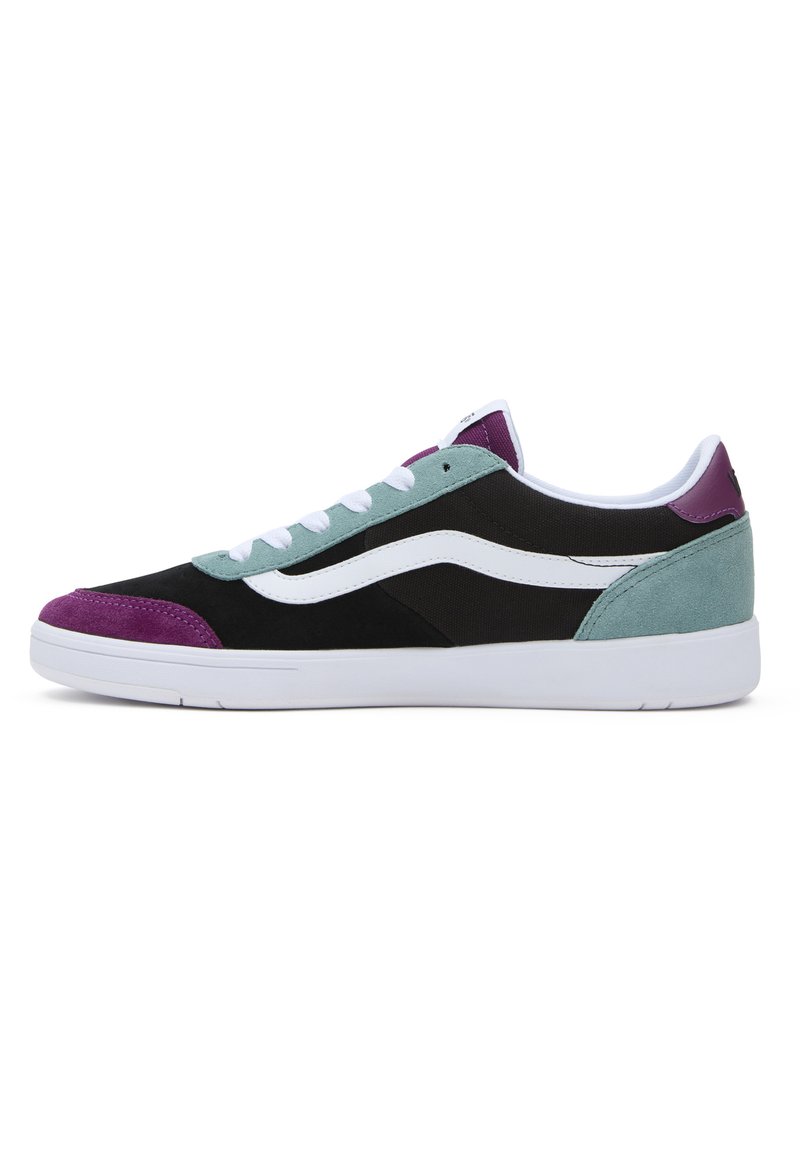 Sneaker neri e teal con accenti viola e bianchi, dotati di tomaia in suede e tessuto, lacci piatti e suola in gomma bianca.