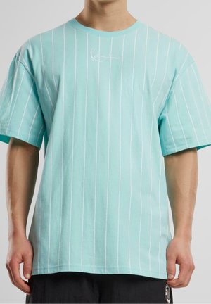 Türkises gestreiftes T-Shirt aus weicher Baumwolle, mit weißen vertikalen Streifen und einem runden Ausschnitt, versehen mit einem dezenten Logo auf der Brust.