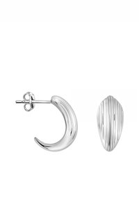 Silverörhängen har en böjd, avlång design med en slät, polerad yta. Den ena biten har en räfflad textur, medan den andra är slät.