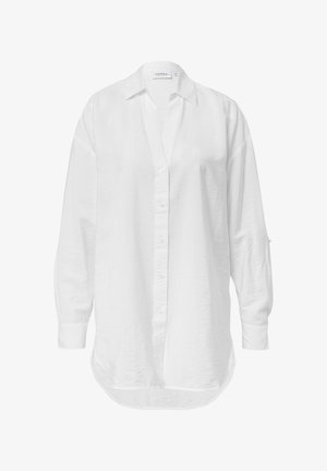 Camicia bianca a maniche lunghe, con bottoni davanti, colletto, vestibilità leggermente oversize, realizzata in tessuto leggero con una texture liscia e orlo curvo.