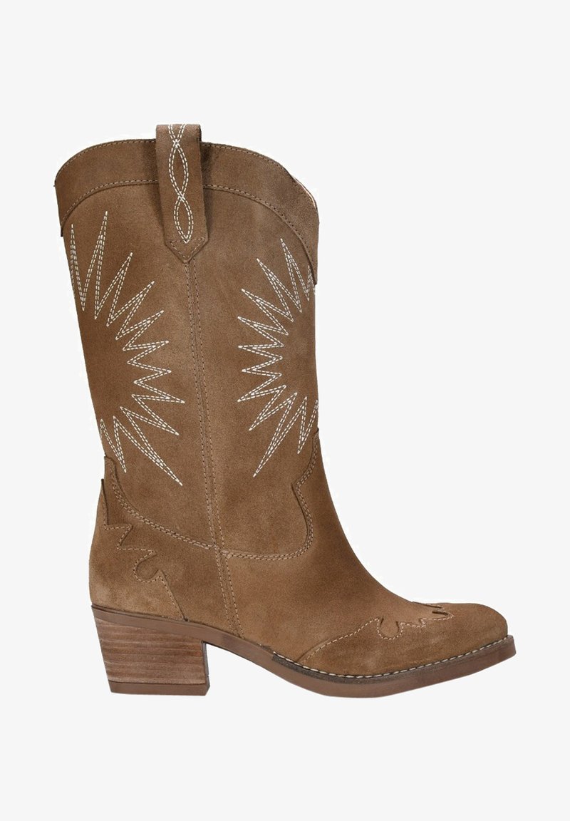 Bota de cowboy de ante marrón con costuras blancas, puntera afilada y patrones decorativos de inspiración occidental. Tacón grueso para mayor estabilidad.