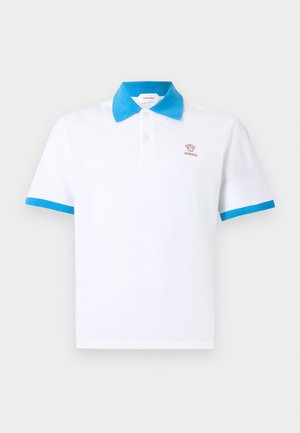 Biely polo shirt s krátkym rukávom, so svetlomodrým golierom a lemami na rukávoch, s malým červeným logom Versace na ľavej strane hrude.
