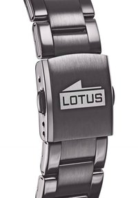 Stålfärgad klocka med matt yta, som har ett fyrkantigt boett, logotypgraverad och metallarmband med borstad textur.