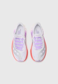 Zapatillas con una parte superior de malla blanca, cordones de color púrpura claro y una suela naranja vibrante. Presenta un sutil patrón gris a lo largo de los lados.