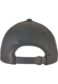 Svart lær baseballcap med buet skjerm, justerbar stropp bak, og subtile sømdetaljer.