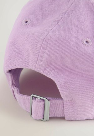Casquette de baseball en coton lilas avec tissu texturé, sangle réglable avec boucle argentée et œillets de ventilation à l'arrière.