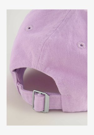 Casquette de baseball en coton lilas avec tissu texturé, sangle réglable avec boucle argentée et œillets de ventilation à l'arrière.