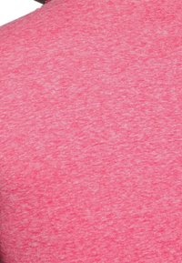 Rosa kortärmad skjorta med en mjuk, melerad textur. Har en rund halsringning och subtila sömdetaljer.