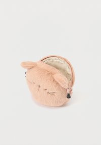 Piccolo portamonete tondo di colore pesca, ricoperto di peluche, con orecchie da gatto, caratterizzato da un volto ricamato e una cerniera aperta.