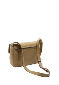 Torebka crossbody w odcieniu tan, o prostokątnym kształcie, z zamkiem błyskawicznym na górze, długim regulowanym paskiem oraz złotymi akcentami.
