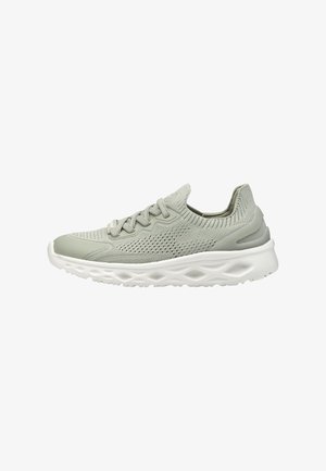 Lichtgrijze sportshoe met een ademend gebreid bovenwerk, tekstuur overlays en een dikke witte dempende zool met een golfpatroon.
