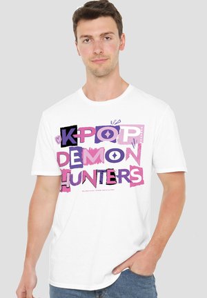 NETFLIX, KPOP DEMON HUNTERS SCRAPBOOK LOGO - Print T-shirt - white
