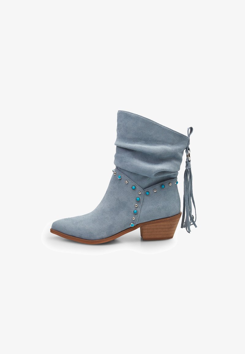 Botine din suede de culoare albastru deschis, cu un design lejer, vârf ascuțit, cu studuri decorative de culoare turcoaz și un accent de ciucure pe spate.