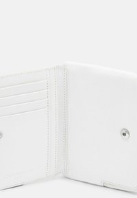 Biała skórzana portmonetka z wieloma miejscami na karty, zapięciem na zatrzask i starannym wykończeniem. Gładka faktura i minimalistyczny design.