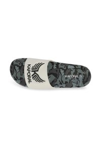 Infradito camouflage neri e grigi con una strap bianca che presenta il logo "KAPORAL" in nero. Suola piatta, materiale flessibile.