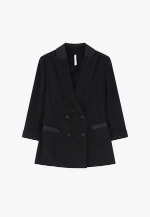 Blazer doppiopetto nero con rever in satin, forma strutturata e due tasche frontali; presenta dettagli con bottoni e maniche arrotolate.