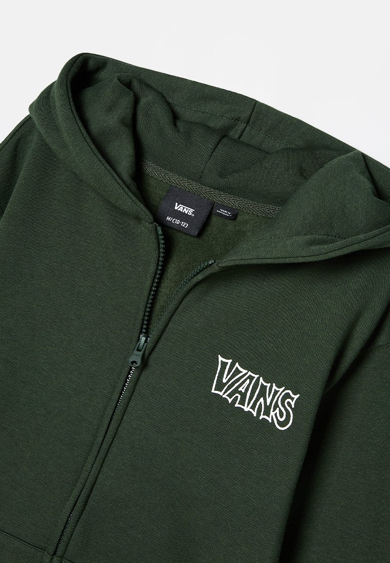 Groene zip-up hoodie van zacht materiaal met een groot wit "VANS" logo op de borst. Voorzien van een gevoerde capuchon en een rits aan de voorkant.