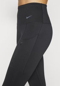 Nike Performance NIKE GO WOMEN'S FIRM-SUPPORT HIGH-WAISTED 7/8 LEGGINGS WITH POCKETS - Leggings - black