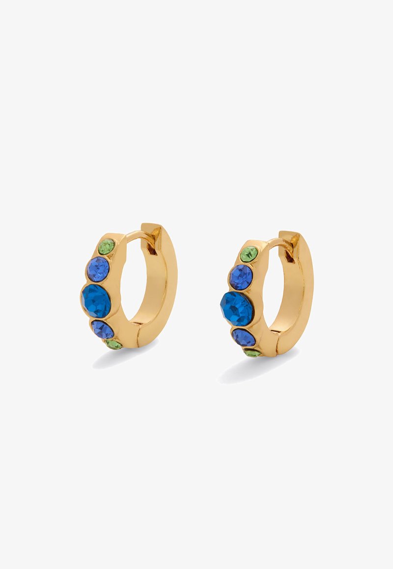 Boucles d'oreilles créoles en or ornées de trois pierres précieuses rondes aux teintes bleues et vertes, avec une finition lisse et polie et une forme circulaire compacte.