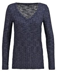 Donkerblauwe langarmtrui met V-hals, voorzien van een textuur en ribpatroon. De stof lijkt zacht en lichtgewicht met subtiele variaties.