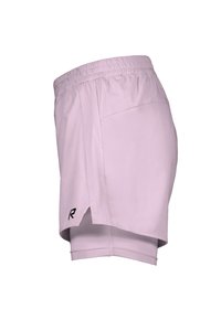 Pantalones cortos deportivos de color púrpura claro con capa de compresión integrada, cintura elástica, panel lateral perforado y pequeño logo negro cerca del dobladillo.
