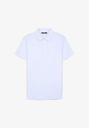 Polo in azzurro chiaro, maniche corte, colletto classico, patta con tre bottoni, realizzato in tessuto liscio, senza motivi o accenti visibili.