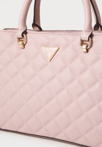 Borsa a tracolla rosa trapuntata con hardware oro, dotata di una placca logo triangolare. Maniglie arrotondate e materiale sintetico testurizzato.