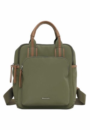 Prostokątny plecak w kolorze oliwkowej zieleni z jasnobrązowymi uchwytami, przednią kieszenią na suwak, bocznymi kieszeniami oraz regulowanymi paskami na ramiona.